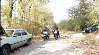 Világos Szőke csajt basznak meg a motoros pasik