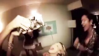 Tini spiné a nevelő testvérén lovagol