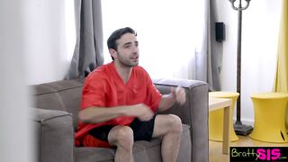 A gyönyörű tini hölgyemény tv nézés helyzett szopna