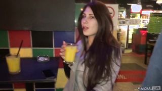 Ayda Swinger a méretes csöcsű tini kurva