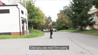 Világos Szőke tini lány a raktárban dug