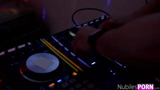 Ariana Marie és Moka Mora a dj pöcsén lovagolnak