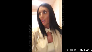 August Ames muffját barna csávó döngeti