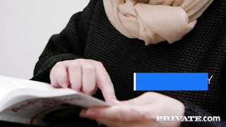 Brittany Bardot egy fiatal fiú keféli hátsó bejáratba