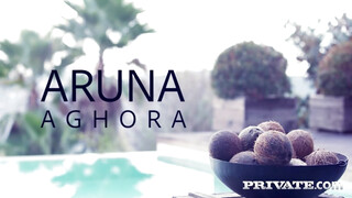 Aruna Aghora kicsike puncija finoman megkúrelva