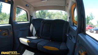 Fake Taxi - Megan Inky a széttetovált milf
