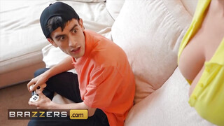 Brazzers - Blondie Fesser az óriás csöcsű milf