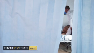 Brazzers - Bonnie Rotten análjában az óriás nyeles aszpirin