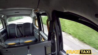 Fake Taxi - Alice Judge hátsó bejáratba dugva a taxiban
