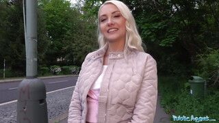 Public Agent - Helena Moeller a cseh turista hölgyemény