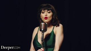Deeper - Audrey Noir a méretes tőgyes énekesnő