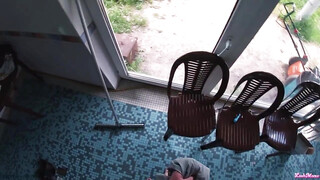 Tetovált orosz tini picsa a medencénél baszik