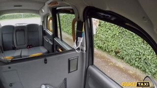 Fake Taxi - Tara Spades melle közé veszi a dákót