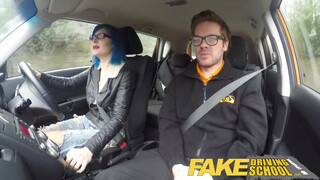 Fake Driving School - kékhajú kiscsaj popsiba akarja