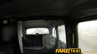 FakeTaxi - kitetovált nőci megdugva a hátsó ülésen