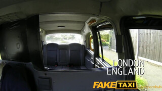 FakeTaxi - méretes seggű lány kefélni akar