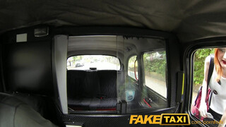 FakeTaxi izgató vörös csajszi extra kannákkal