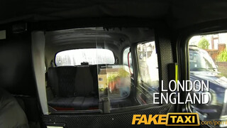FakeTaxi világos szőke nőcit nem nagyon zavarja az idősebb káró