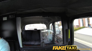 FakeTaxi gyönyörű lány engedi popóba is