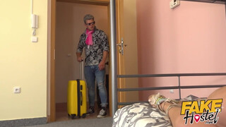 Fake Hostel szűk pinájú olasz csajszi és kettő pöcs