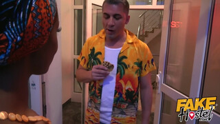 Fake Hostel afrikai kiscsaj és egy brazil bula közösen