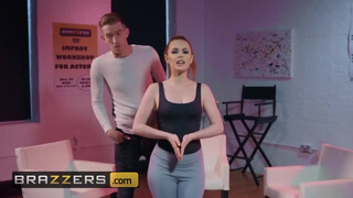 Brazzers - Ella Hughes muffjában a méretes dárda