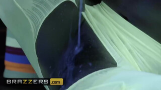 Brazzers - az ázsiai Kendra Spade jó hatalmas pélót talál