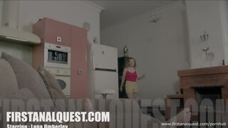 Luna Umberley kapható egy pici análra - First Anal Quest