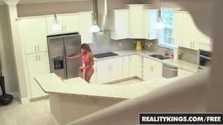 Reality Kings - a latinos latin Bianka méretes popója megbaszva