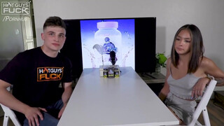 Tini pici tőgyes picsa és a tetovált csávó - Hot Guys Fuck