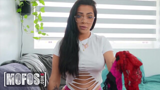 Mofos - Mj Fresh a izgató hatalmas mellű tini