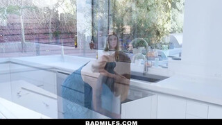 BadMILFS - a kertész faszára ketten is vágynak