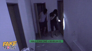 Tini hölgyeményt kúrnak a rabló srácok - Fake Hostel