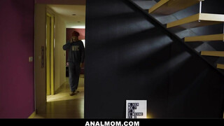 Canela Skin hátsója keményen megdöngetve - Anal mom