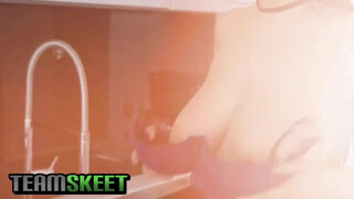 TeamSkeet - bögyös debella hölgyemény és a kicsike faszi esete