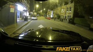 FakeTaxi - Tia Layne megdöngetve a taxiban