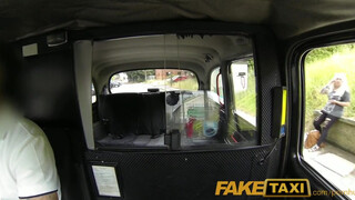Faketaxi - szőrös pinájú milf kisasszony kefél egyet