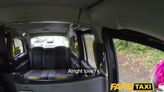 Fake Taxi - Hájas tetovált nőci benne van a szexben