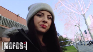 MOFOS – Rebecca Volpetti méretes farokkal megdugva