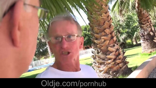 Egy gyönyörű apáca és egy idős faszi