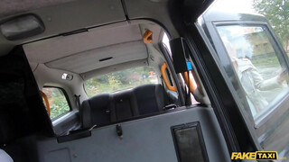 Fake Taxi - Cuki spiné kúrni akar a taxiban
