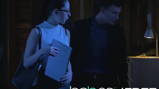 Rebecca Volpetti méretes pélót kap a segglyukába