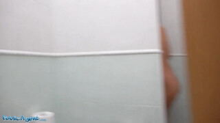 Kapuzsaru a WCben keféli meg a bögyös ribancot