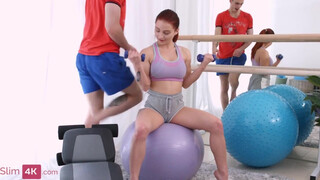 Slim4K - Csöcsös vörös hajú spiné popóba dugva
