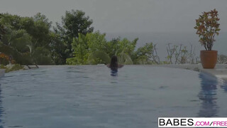 Babes - bombázó enyelgés a medencében