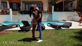 MOMxxx - Tina Fire a hatalmas cickós barna milf