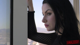 análized - Veruca James seggébe barna pélót nyomnak be
