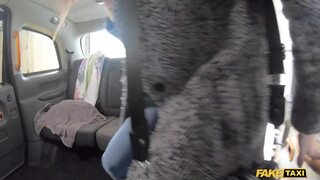 Fake Taxi - Kicsike cickós fiatal spiné lovagol