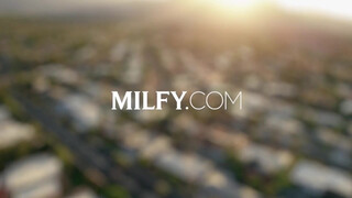 MILFY - Penny Barber megkívánta a melós pasit