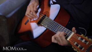 Jennifer Mendez kúrel a gitáros sráccal